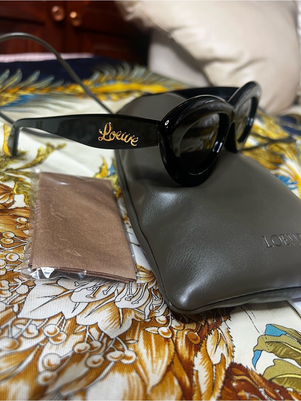 Brand New Loewe Curvy LW40096I 01A Black Cat Eye Sunglasses 54mm w/ Pouch Cloth
